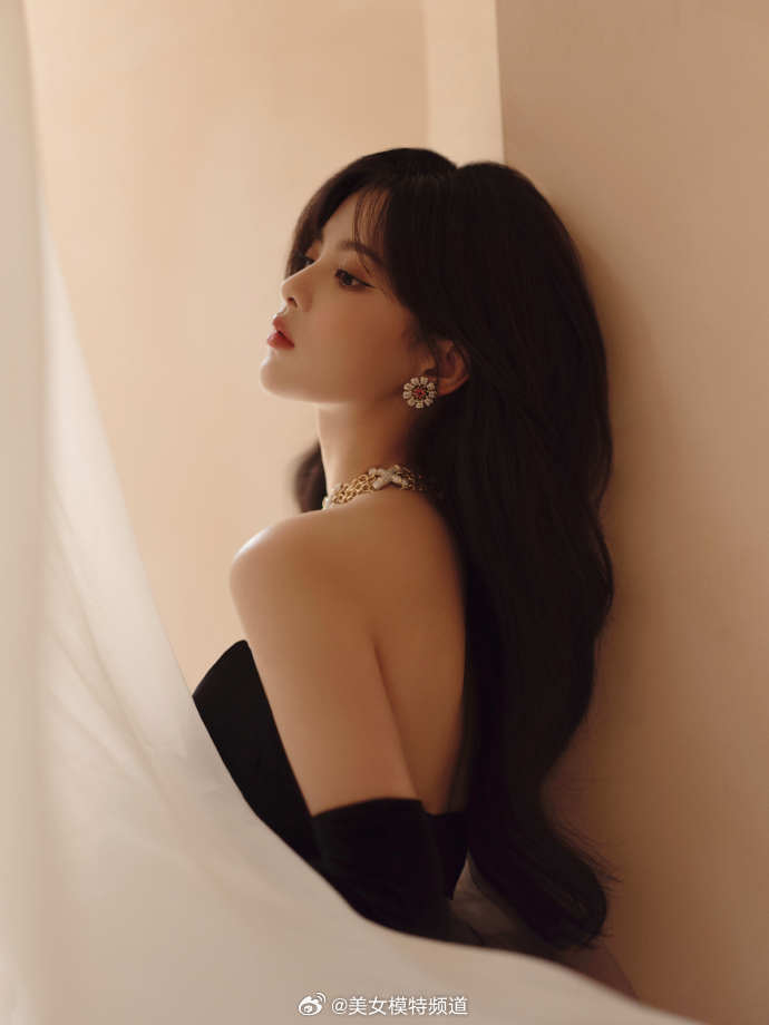 杨超越身着丝绒雾霭蓝礼服卷发飘逸复古优雅