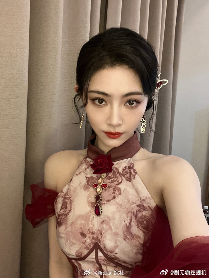 许佳琪元宵节营业照