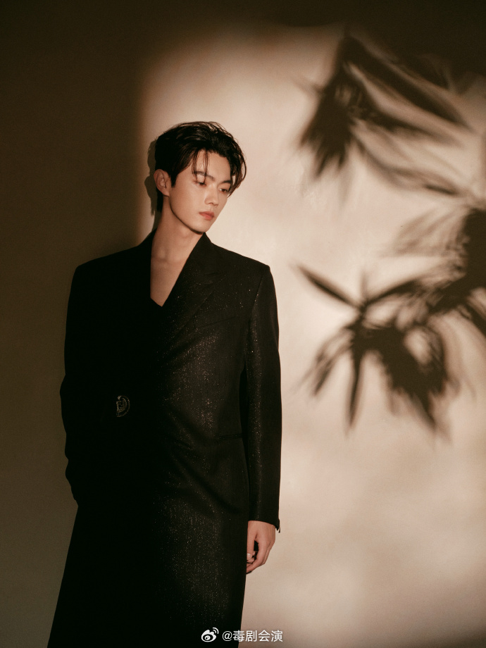 许凯新中式 许凯帅的真的好超过!光晕中 皮影下 氛围感直接拉满!