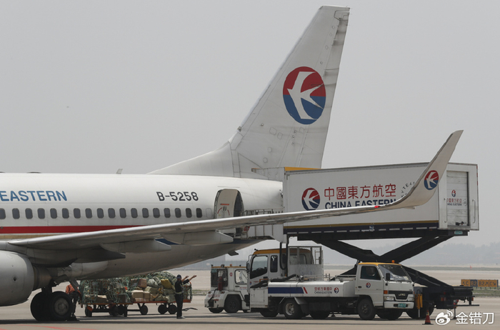 没竞争,自然也缺了些把飞机餐做得更好吃的动力.同时,航空公司应该