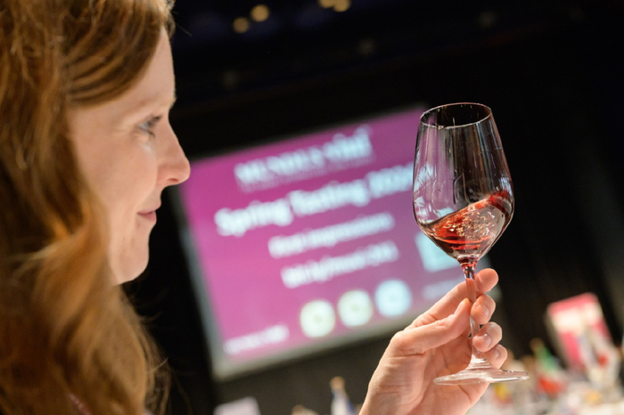 品酒师进行盲品评分,并严格按照国际葡萄和葡萄酒组织(oiv)的100分制