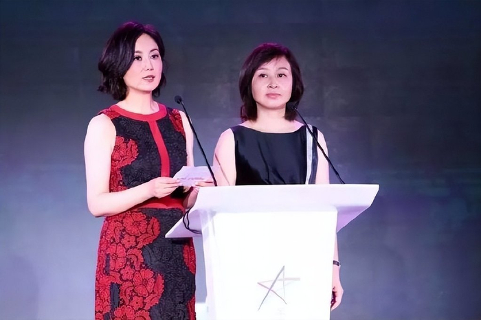 阔太邓文迪去看小米汽车,雷军妻子张彤罕出镜,造型精致十分飒爽|张彤