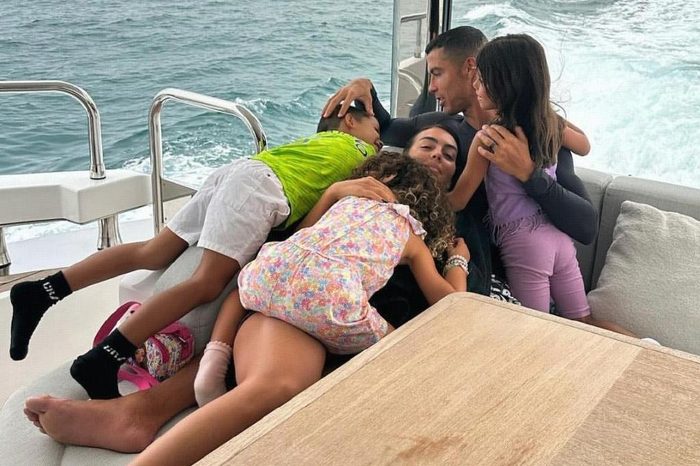 c罗晒度假全家福,迷你罗快比他高了!乔治娜秀身材,太幸福了