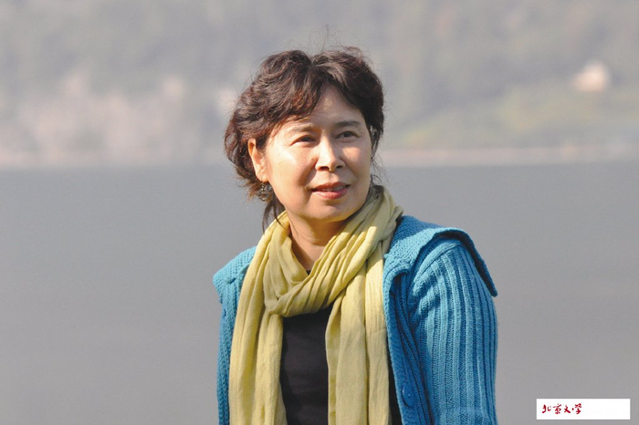 张翎,女,海外华文作家,现居多伦多.著有《劳燕》《余震》《金山》等.