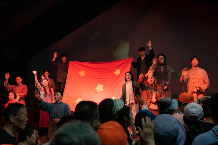 激发奋进力量 | 红岩红沉浸式剧场迎来“红岩红+长江三峡游”首发团|重庆市|重庆|邮轮|天津|主播_新浪新闻