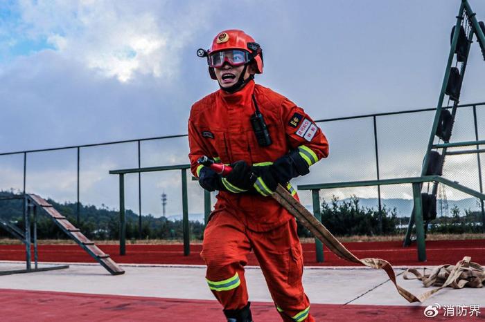 肖斯塔科维奇消防员图片