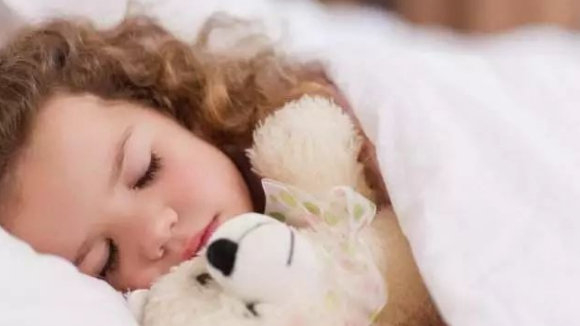 晚上睡觉孩子老是磨牙，可能是孩子病了，家主千万别大意