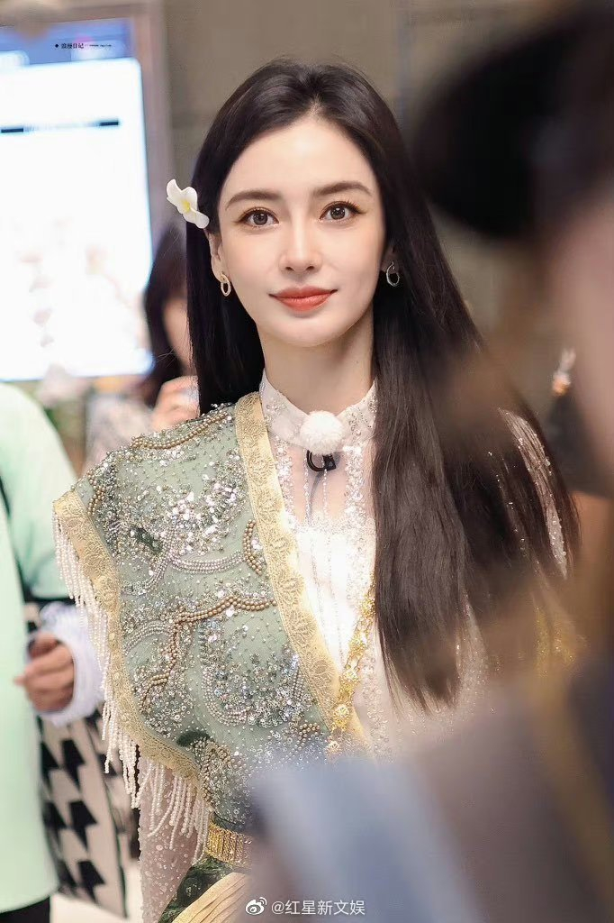 好喜欢angelababy这个妆容活力四射尤其是眼妆超好看的