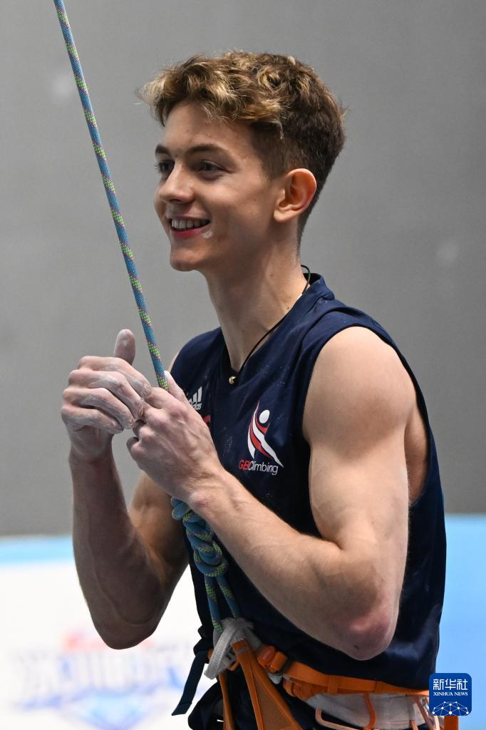 4月14日,英国选手托比·罗伯茨在比赛后向观众致意.他最终获得冠军.