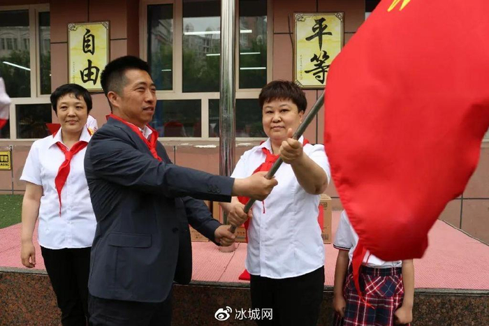 哈尔滨解放小学校主题升旗仪式暨入队仪式|入队|少先队员|小学校_新浪
