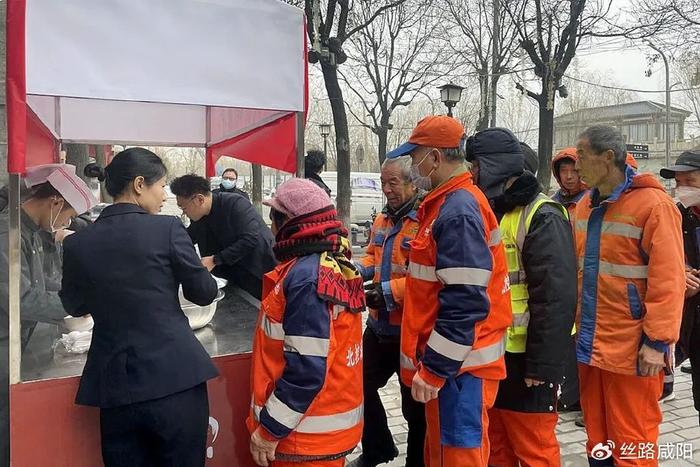 咸陽渭城中山街街道開展濃情臘八節粥到暖民心繫列活動