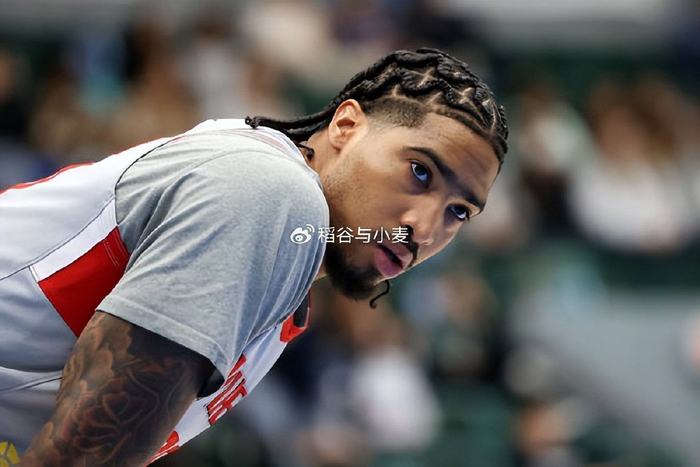 斯伯丁看起来是一名具备一定竞争力的空间型内线,他在攻防两端也都