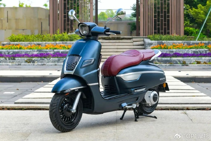 2月26日,株洲南方摩托发布了多款新车,梦拉丽莎-飞戈系列复古踏板三款