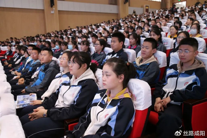 法制教育进校园守护青春伴成长咸阳彩虹中学举行法治教育报告会