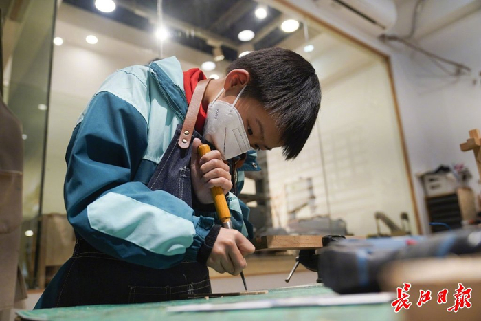 武汉9岁小学生自己打家具|抖音|木工|木匠_新浪新闻