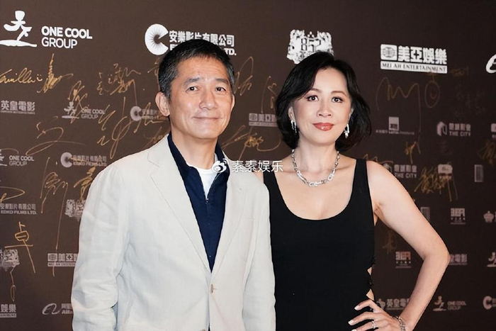 反倒是只要是有老婆刘嘉玲在现场,在爱人嘉玲姐的陪伴下,梁朝伟就会