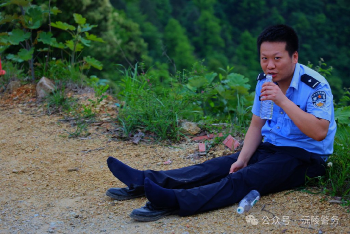 于是,我们又咬咬牙,往前面走了三分之二的路.