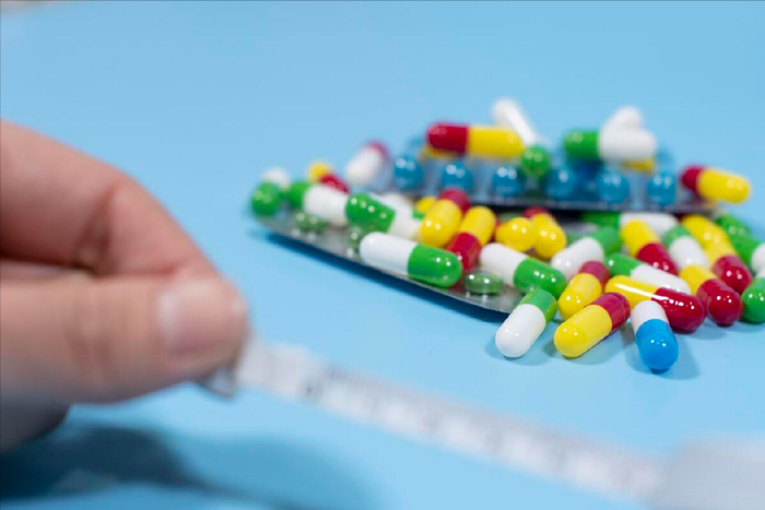 一,感冒推荐药物:感冒清热冲剂,板蓝根颗粒,感冒清胶囊等;慎用药物