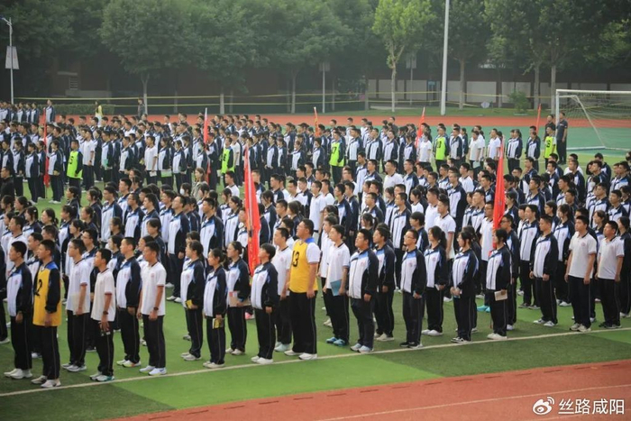 咸阳彩虹中学召开"放飞理想,决胜高考"主题晨会