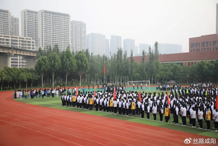 咸阳彩虹中学召开"放飞理想,决胜高考"主题晨会