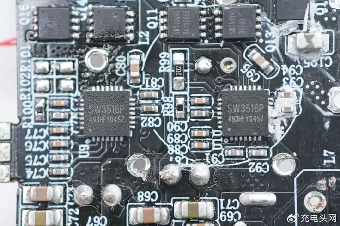 倍思这款桌充三个usb-c接口采用的的降压协议ic均为智融sw3516p,这是