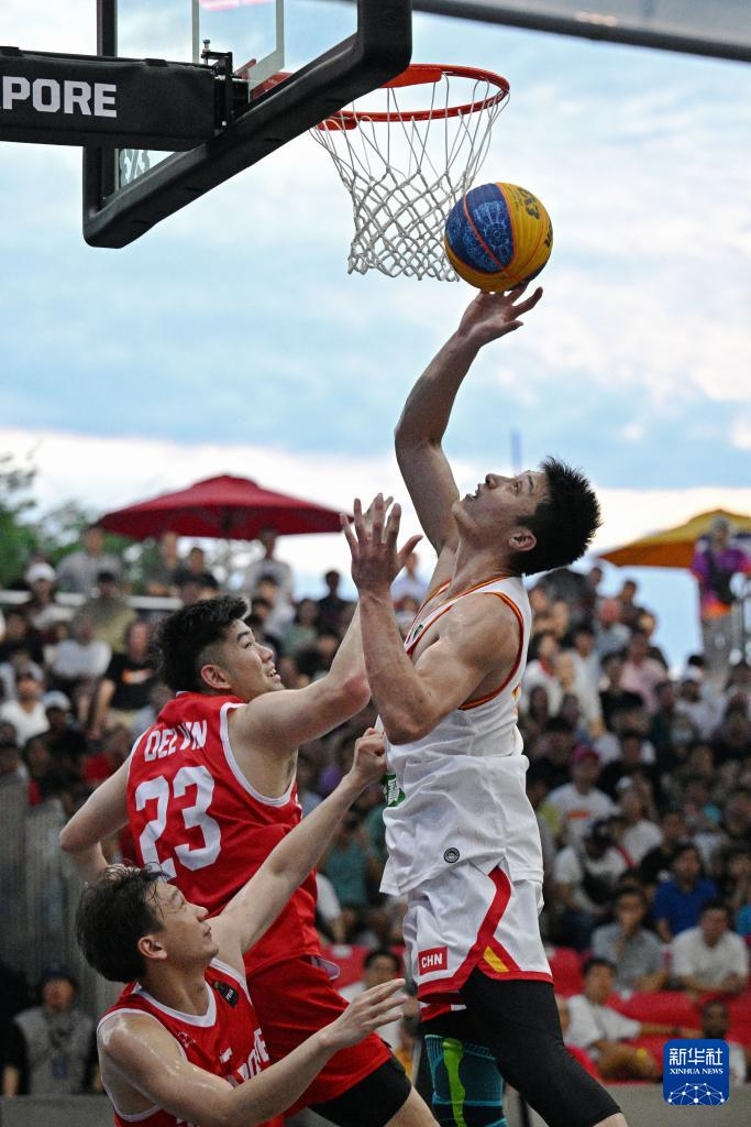 3月30日,中国队球员朱渊博(右)在比赛中上篮.