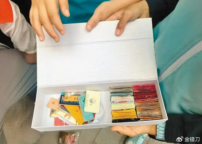 2个月席卷全国!小学生的免费玩具,逼疯无数烟民