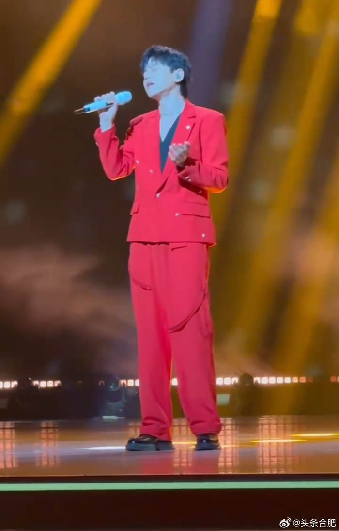 张杰一身红参加安徽卫视春晚录制