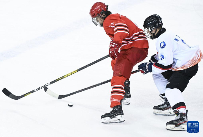 在内蒙古冰上运动训练中心冰球馆举行的第十四届全国冬季运动会冰球