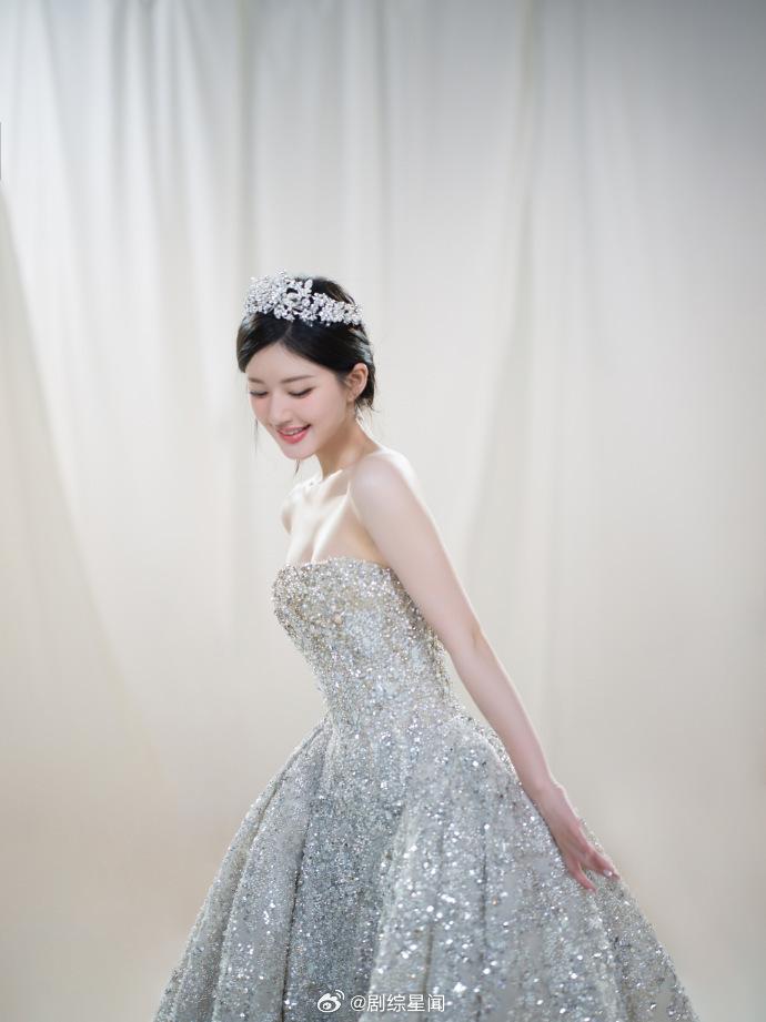 赵露思生日会蝴蝶公主裙 是舞台上最闪耀最美的公主……