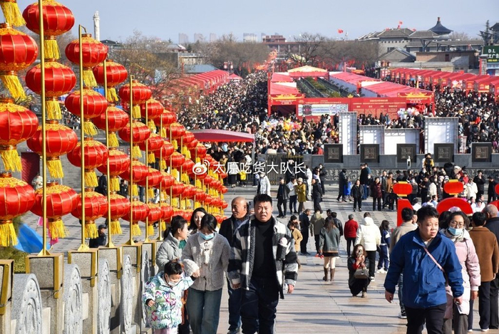 在临汾,各大景区也是人山人海,贡院街,财神楼,尧庙,洪洞大槐树景区