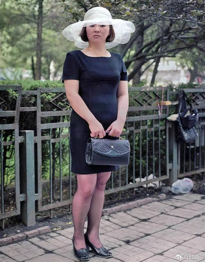中国大妈,一定要杜绝:裙上膝,丝巾配碎花,这样穿才美得更优雅|中国