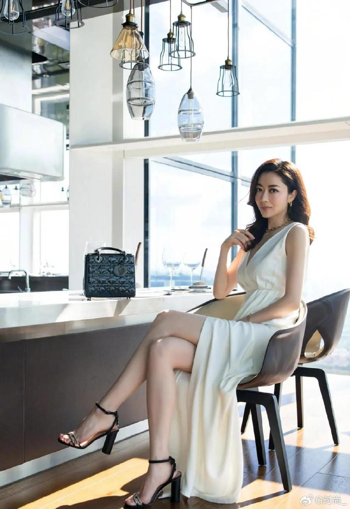 天王嫂熊黛林有逆天长腿加持时尚穿搭无不体现出时尚顶流的魅力