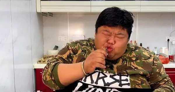 怎么备呼吸机“胖侯仔”经纪人曝： 以防万一家里备3台呼吸机, 吃饭都放旁边备着_https://www.jmylbn.com_新闻资讯_第2张
