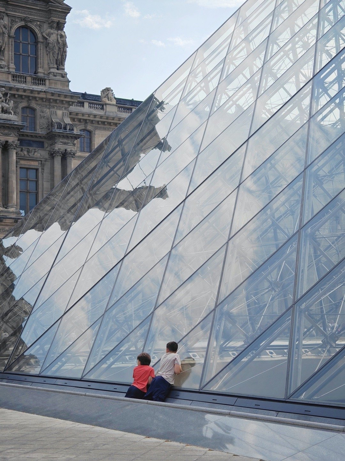 夏天偷偷刺了一道吻痕在肩膀