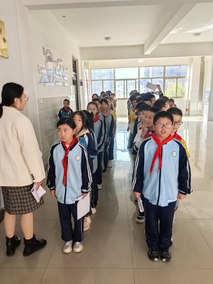 明亮"视"界,用心呵护——峄城区匡衡小学开展视力检查工作