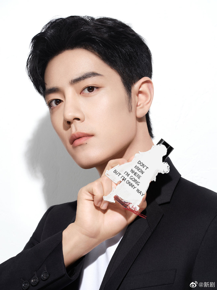 肖战最新造型大片黑西装侧颜怼脸拍绝美的下颌线