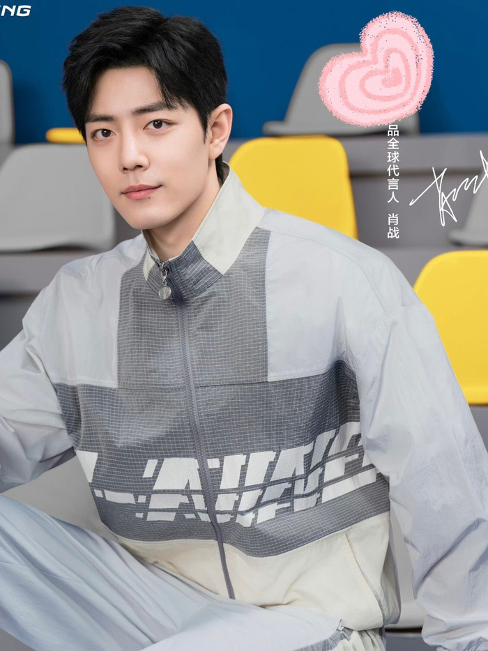 肖战最新造型大片 灰色运动套装活力帅气,运动风战哥上线__财经头条