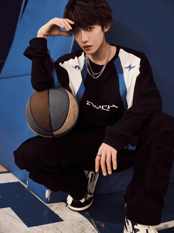 刘宇新歌写真大片来啦篮球场上的运动少年青春帅气活力无限