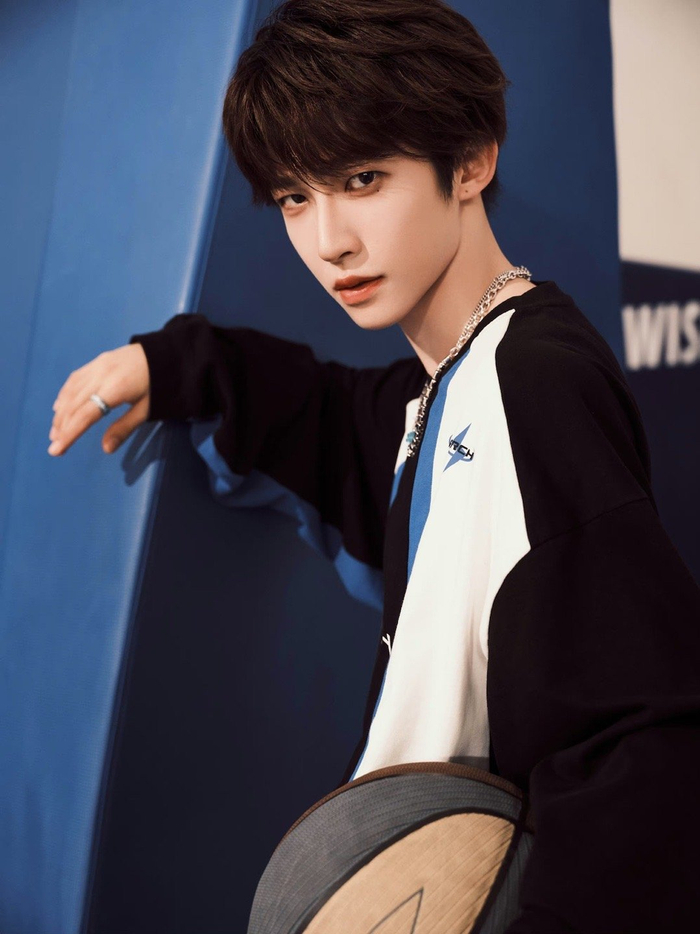 刘宇新歌写真大片来啦篮球场上的运动少年青春帅气活力无限