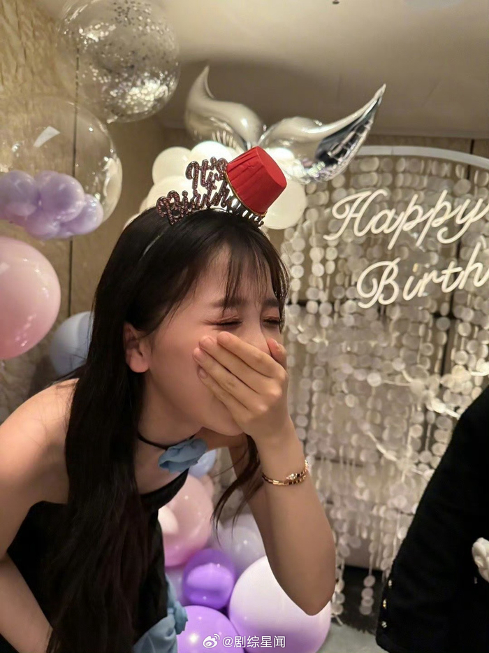 虞书欣28岁生日庆生照 今天是28岁欣欣子的第一天!