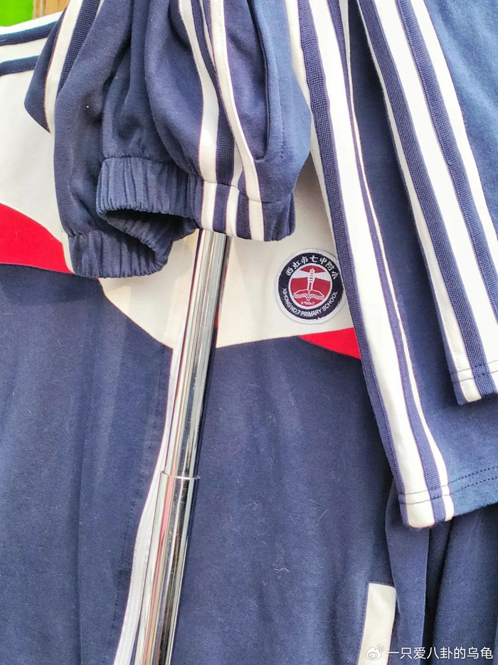 现场不仅出现了写有"西虹市七中附小"的校服,网友还听到