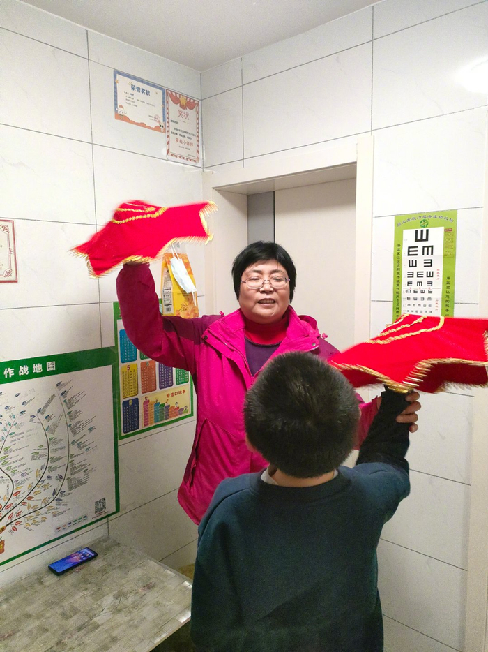 离校,五十多岁的特教老师李丽梅自嘲这时才有了专属于她的片刻宁静