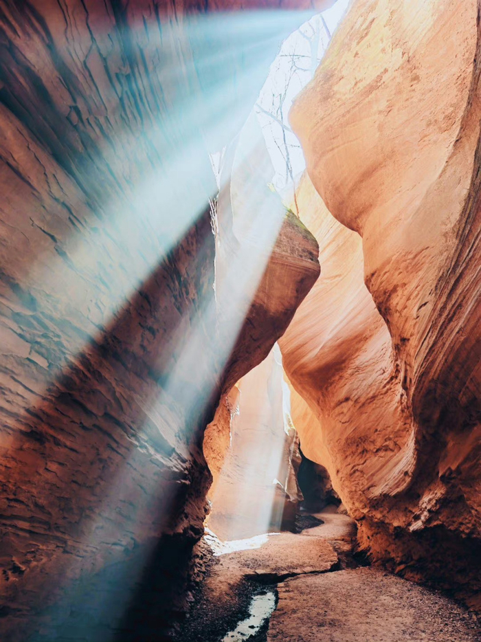 初春时节在陕西甘泉大峡谷漏入峡谷的阳光在波纹样的石壁上