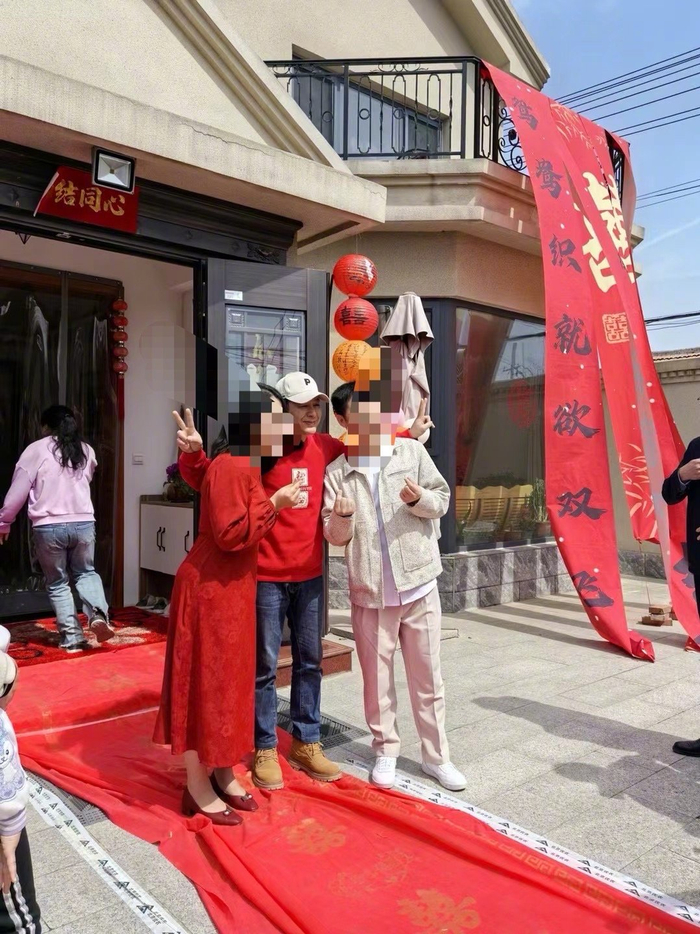 张颂文老师农村婚礼热情合影新闻