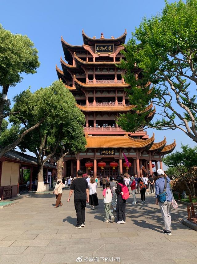 登上黄鹤楼5楼，看长江，又走下来，整个园区1小时， 门票70元/人