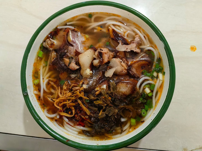 跑到云县打铁街来到宏源赵氏米线店尝尝正宗的云县米线