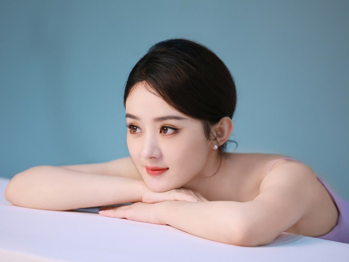 赵丽颖今日花絮照送达 紫色吊带裙低盘发造型,温柔明媚的赵老师__财经