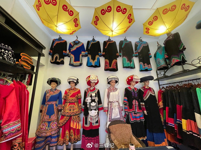 彝族服饰有鹰纹羊纹盘缠结方胜结等基本图案配饰里也常有花鸟等元素