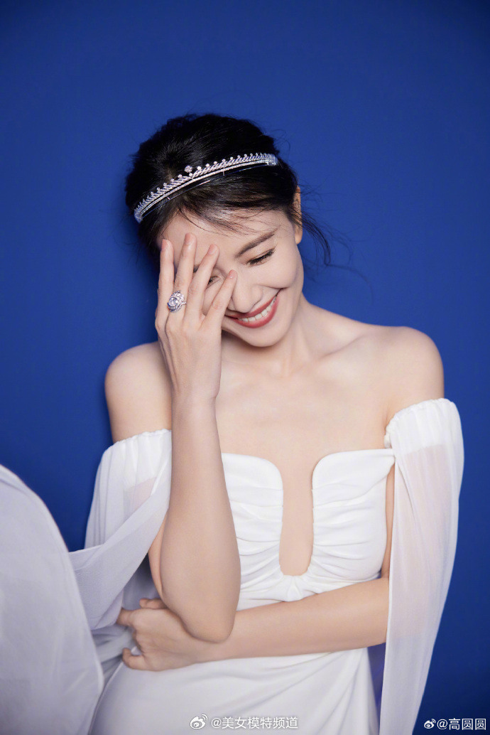 高圆圆一字肩深v白裙宛如希腊女神 低眸浅笑温柔缱绻